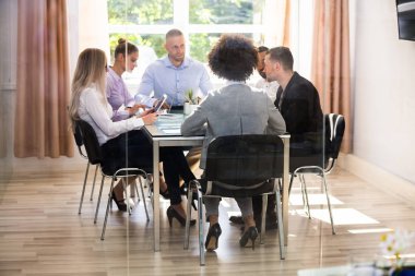 Ofiste iş toplantı sırasında oturan işadamı grubu
