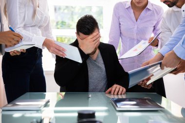 Onun meslektaşları ile Office belgelerinde çevrili işadamı vurguladı