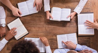 İnsanların ahşap arka plan üzerinde kutsal kitap okuma yükseltilmiş görünümü