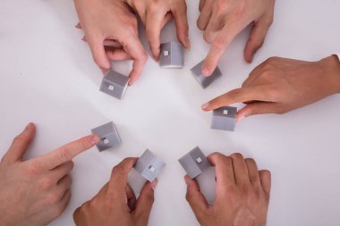 Bir grup insan minyatür ev beyaz arka plan üzerinde dokunmadan