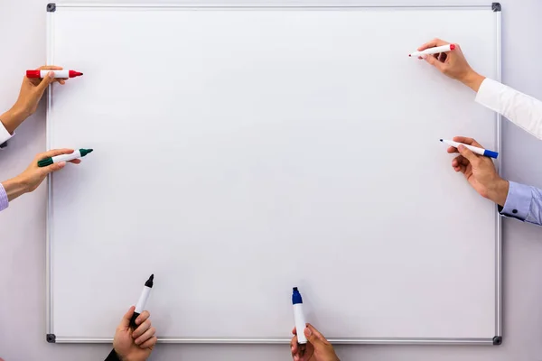 Les Hommes Affaires Écrivent Sur Tableau Blanc Blanc Blanc Avec — Photo