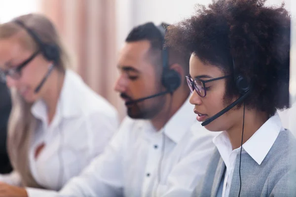 Portret Van Een Lachende Afrikaanse Vrouwelijke Customer Service Executive — Stockfoto