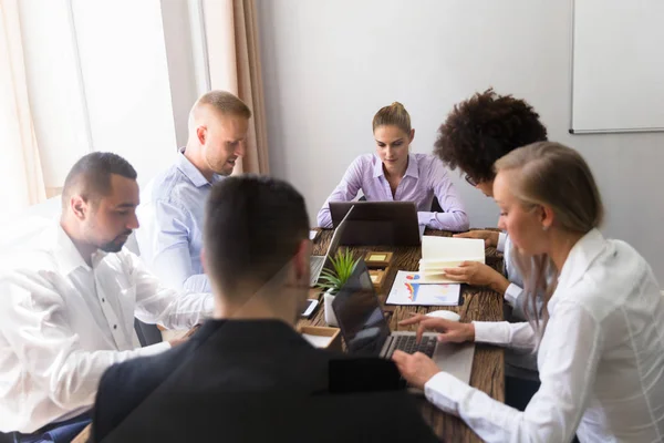 Grupo Empresarios Sentado Despacho Durante Reunión Negocios — Foto de Stock