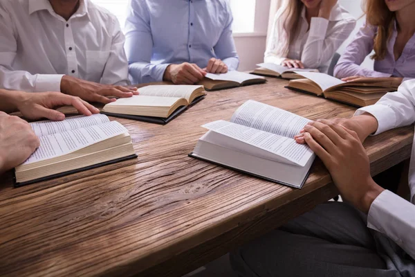Grupp Människor Som Läser Bibeln Trä Skrivbord — Stockfoto
