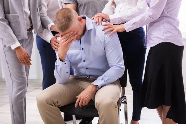 Grupo Personas Que Consuelan Hombre Molesto Sentado Silla —  Fotos de Stock