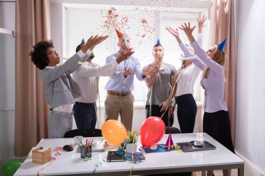 Grup Genç İşadamları ofiste yılbaşı partisi kutluyor