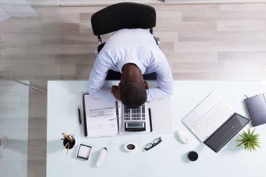 İşyerinde hesap makinesiyle fatura yakınındaki uyku işadamı havai görünümü