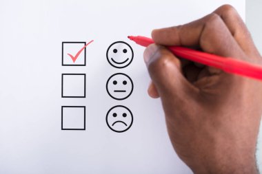 Kişinin el saatli kapalı işaretli kutu kırmızı kalem ile gülümseme Emoji yakınındaki