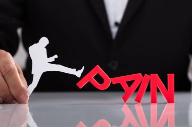 İnsan figürü yansıtıcı Resepsiyon kırmızı acı haber tekme tutan eller