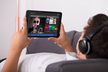 Web sitesi üzerinden dijital tablet film izlerken adam