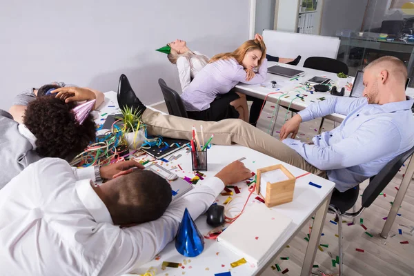 Grupo Empresarios Que Duermen Oficina Después Fiesta Año Nuevo — Foto de Stock