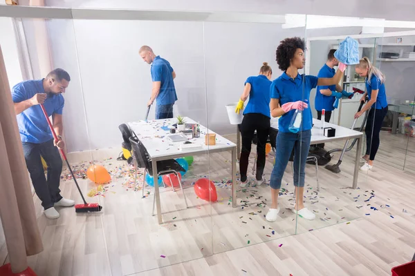 Grupo Janitors Jovens Que Limpam Escritório Com Equipamento Limpeza Após — Fotografia de Stock