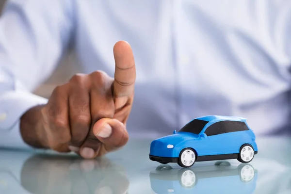 Nahaufnahme Eines Geschäftsmannes Mit Blauem Spielzeugauto Auf Dem Schreibtisch — Stockfoto
