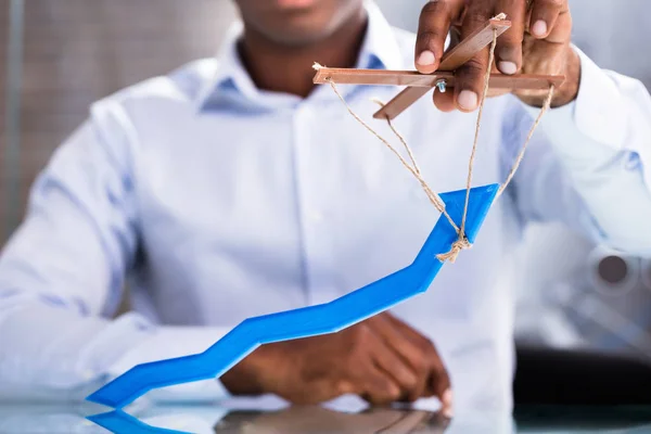 Primer Plano Mano Hombre Sosteniendo Creciente Títere Flecha Azul — Foto de Stock