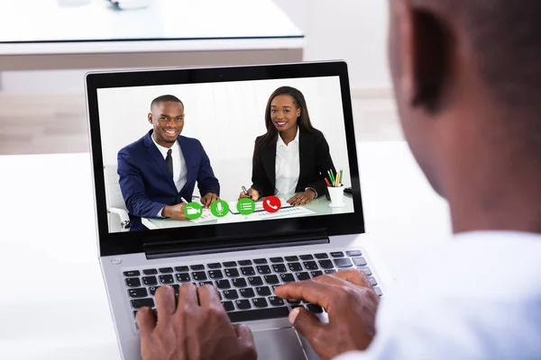 Close Empresário Que Assiste Videoconferência Laptop — Fotografia de Stock