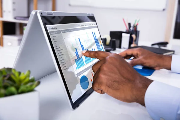 Businessman Hand Pekar Laptop Skärm Visar Diagram Över Skrivbordet — Stockfoto