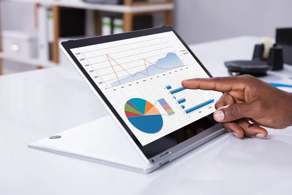 Apontando Mão Empresário Tela Laptop Mostrando Gráfico Sobre Mesa — Fotografia de Stock