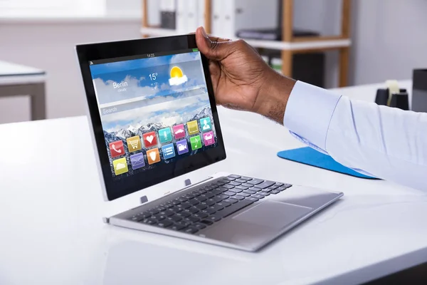 Närbild Affärsman Bifoga Digitala Tablett Till Konvertibel Laptop — Stockfoto