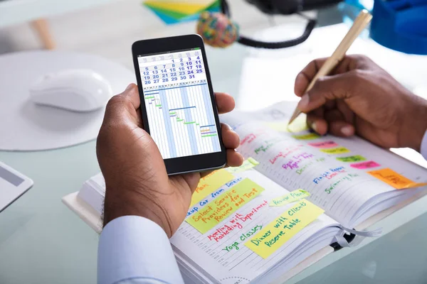 Empresário Segurando Celular Com Aplicativo Gantt Calendário Agenda Escrita Diário — Fotografia de Stock