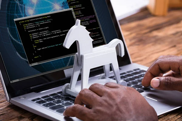 Close Van Een Zakenman Laptop Met Het Paard Van Troje — Stockfoto