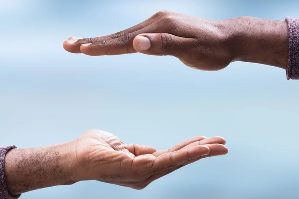 Nahaufnahme Der Beiden Hände Des Mannes Vor Blauem Hintergrund — Stockfoto