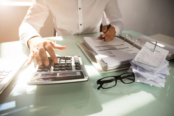 Close Van Een Zakenman Hand Berekening Van Bill Kantoor — Stockfoto