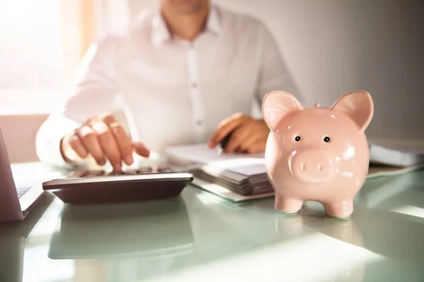 Närbild Piggybank Framför Affärsman Beräkning Bill Med Miniräknare — Stockfoto
