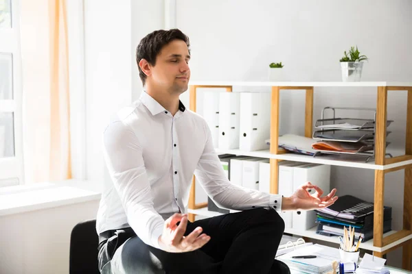 Entspannter Jungunternehmer Meditiert Lotusposition Gläsernen Schreibtisch — Stockfoto