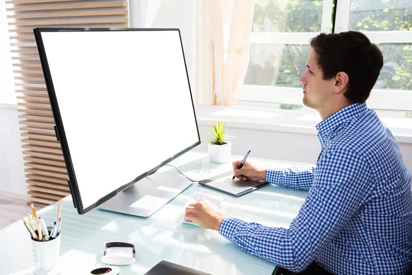 Empresário Usando Computador Com Tela Branca Branco — Fotografia de Stock