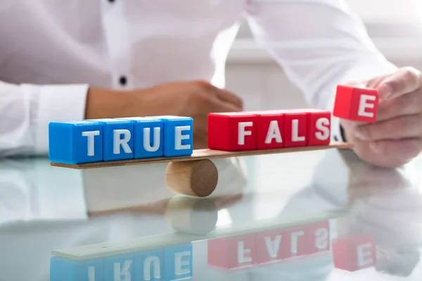 사업가 True False 블록을 — 스톡 사진