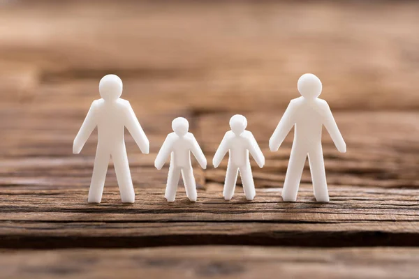 Primer Plano Una Familia Blanca Figuras Escritorio Madera —  Fotos de Stock