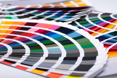 Yakın çekim fotoğraflar birkaç renkli palet kılavuzları