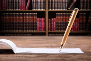 Mahkeme salonunda Çek imzalama altın kalem fotoğrafı