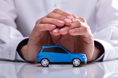 İşadamı el koruma küçük minyatür mavi araba