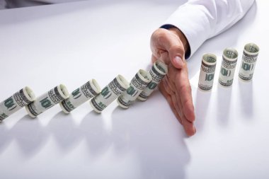 Düşme durdurma bir kişinin yüksek açı görünümü masanın üzerinde banknot kadar haddelenmiş