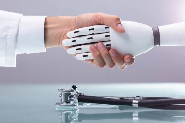 Doktor ve Robot üzerinde stetoskop tokalaşırken