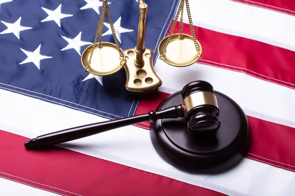 Amerikan Bayrağı Üzerinde Yükseltilmiş Görünümü Golden Adalet Ölçeği Tokmak — Stok fotoğraf