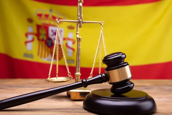 Närbild Trä Ordförandeklubba Och Rättvisa Skala Framför Spanien Flagga — Stockfoto