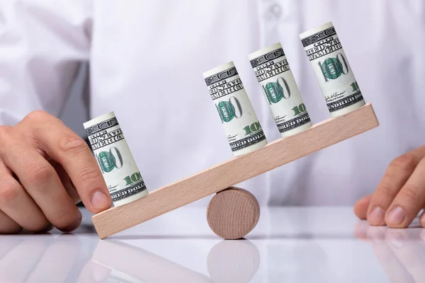 Menselijke Hand Tonen Onbalans Tussen Amerikaanse Bankbiljetten Opgerold Wip — Stockfoto