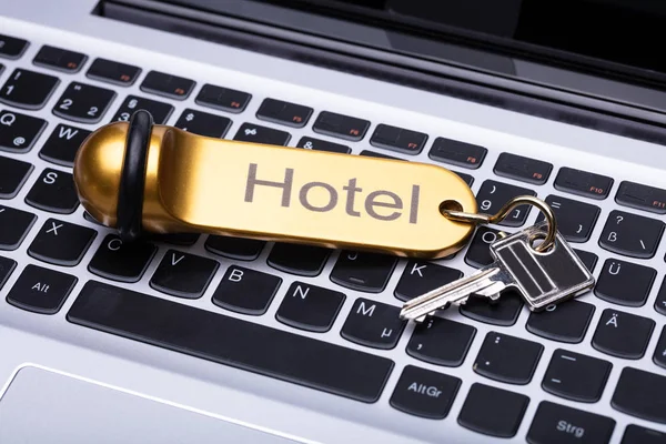 ラップトップのキーパッドのホテル キーの立面図 — ストック写真