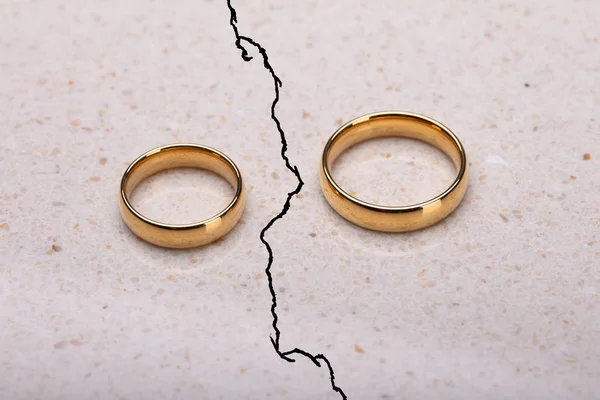 Dois Anéis Casamento Separados Superfície Rachada — Fotografia de Stock
