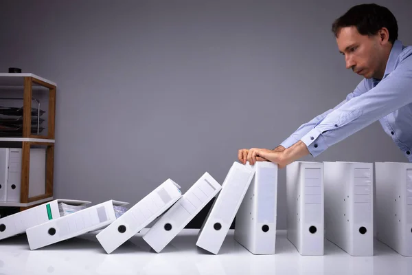 Hombre Deteniendo Caída Archivos Escritorio Oficina — Foto de Stock