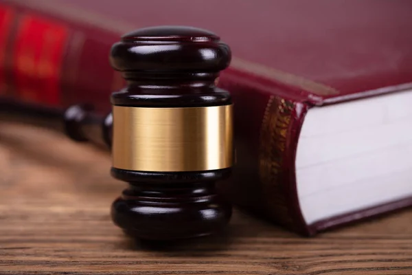 Macro Shot Mallet Law Book Wooden Desk — Stock Photo, Image