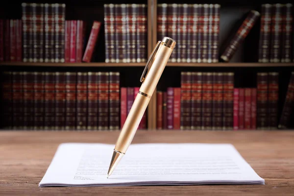 法廷で机の上のドキュメントに署名するペン — ストック写真