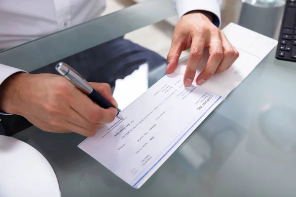 Cheque Assinatura Mão Empresário Mesa Vidro — Fotografia de Stock