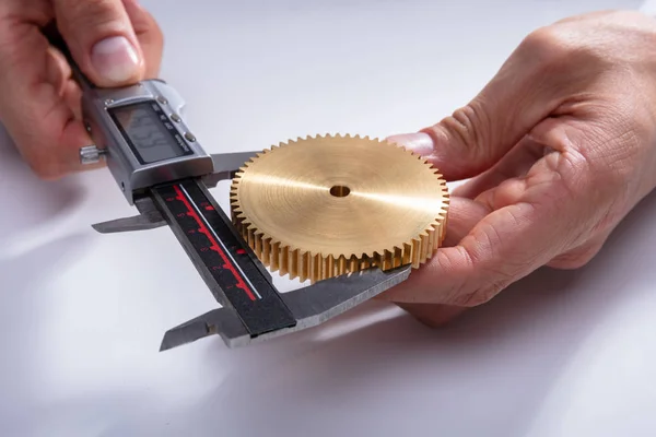 Tamanho Engrenagem Medição Mão Uma Pessoa Com Calibrador Vernier Eletrônico — Fotografia de Stock