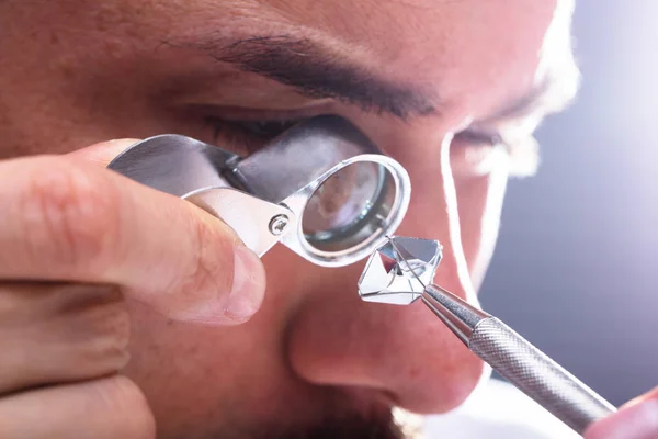 Close Mão Joalheiro Masculino Olhando Para Diamante Através Lupa Ampliação — Fotografia de Stock