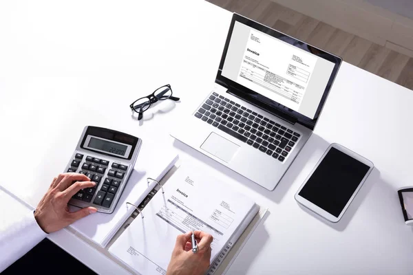 High Angle View Businessperson Calculating Invoice Laptop Desk — Stock Photo, Image