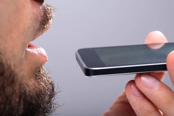 Gros Plan Homme Avec Barbe Parlant Sur Son Téléphone Portable — Photo