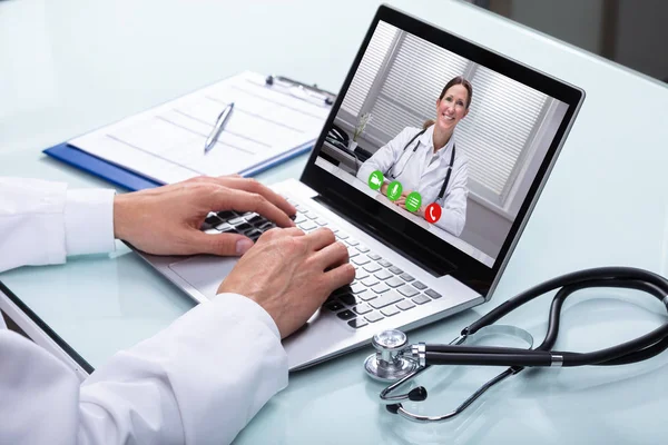 Doctor Videoconferencia Ordenador Portátil Con Compañera — Foto de Stock